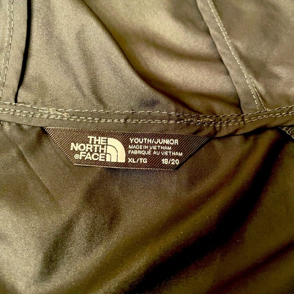 Boys North Face pullover jacket. - Picture 4 of 7
